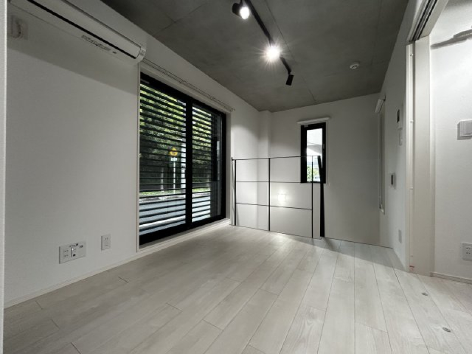 ４．７１帖の洋室。モノトーンで統一感のある室内です。