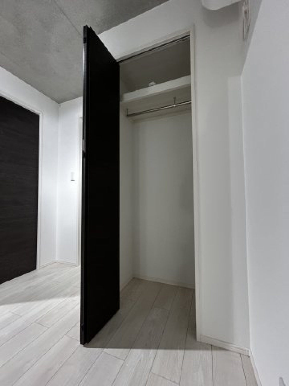 玄関前にはウォークインクローゼットが。よく着る上着やコートなどが手に取りやすいですね。