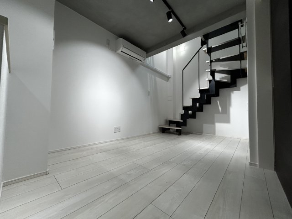 B１の９．２９帖の洋室。スケルトンの階段がスタイリッシュです。