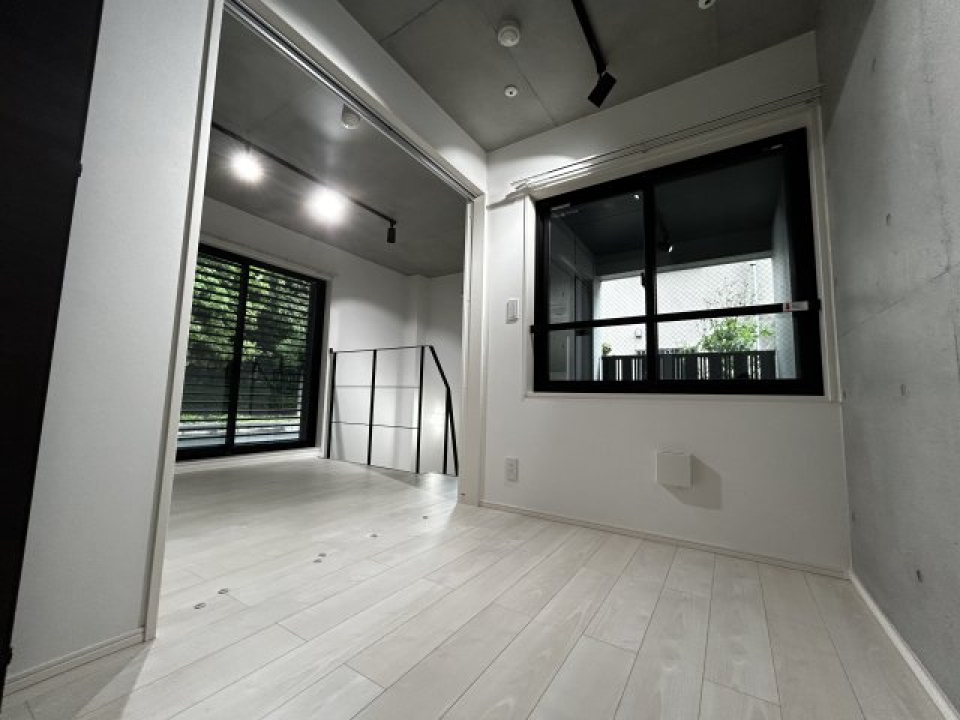 ３．０６帖の洋室には腰高の窓が。窓の外は吹抜の空間になっています。