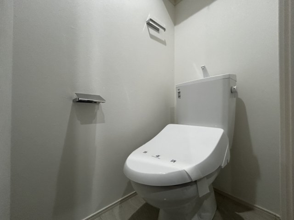 タオル掛けやペーパーホルダーもステンレス調で、すっきりとした印象です。