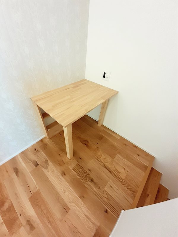 コンセントがあって使いやすそうなミニデスク