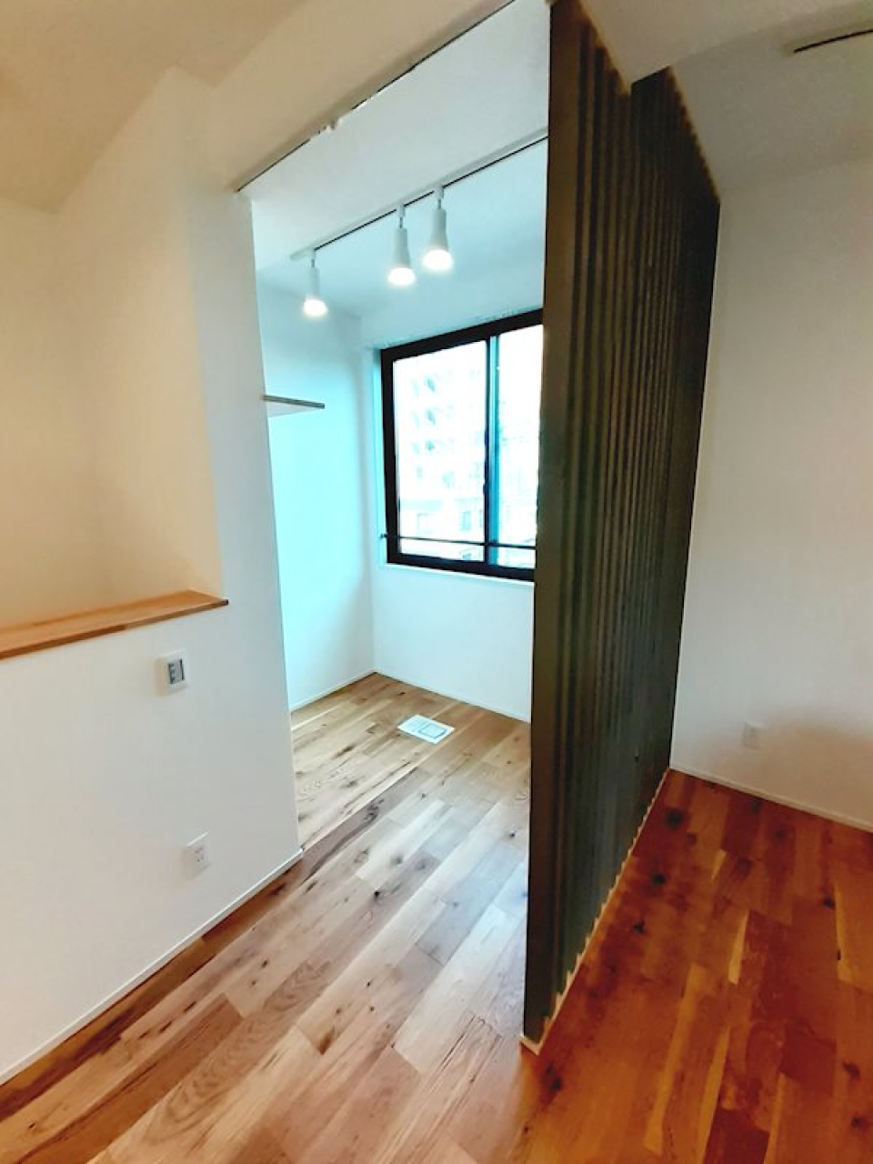 ルーバーで仕切られた先にはベッドスペースがあります。カーテンで目隠しすることもできますよ。