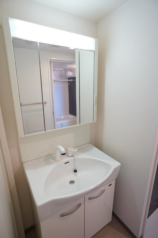 三面鏡付きの独立洗面台です