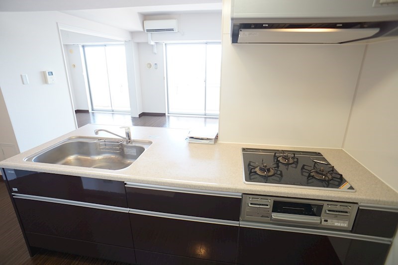 3口コンロ付きの対面式キッチン