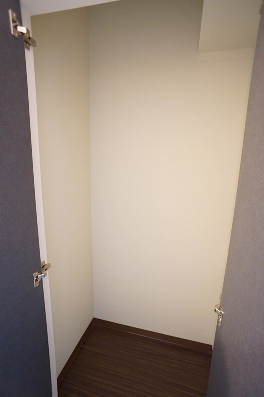 玄関を入って右手が物置