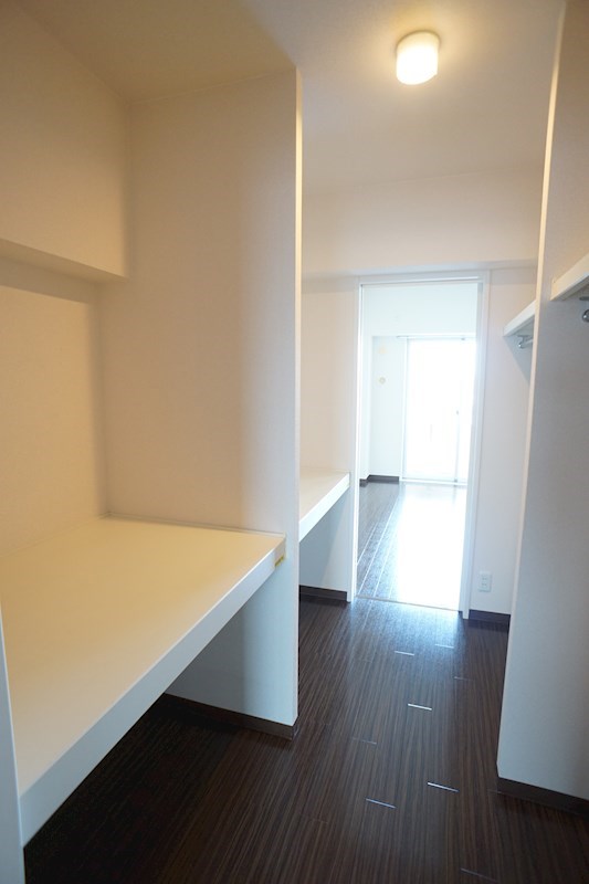 2つの洋間を繋ぐウォークインクローゼット