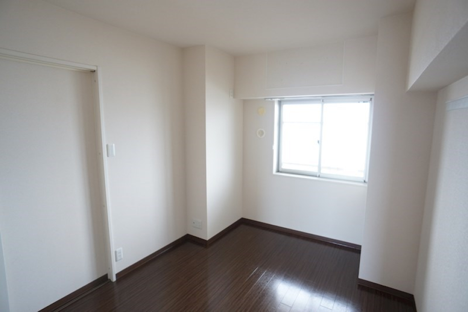 こちらの洋間(6帖)はウォークインクローゼットに隣しているので寝室向きです