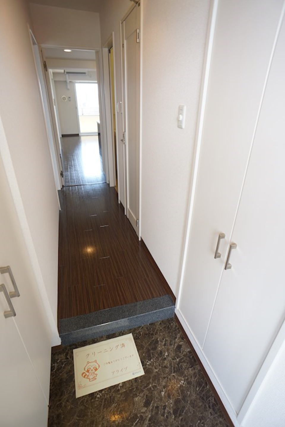 玄関から見たお部屋の様子