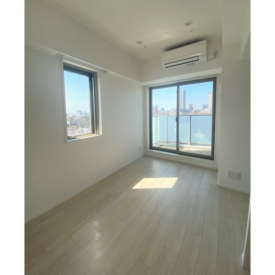 ベッドルームには小窓もあり、少し風を入れたい時に便利です。
2024.3.16撮影