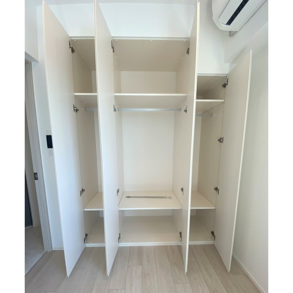 クローゼットは3つ区切られているので、シーズンオン・オフごとに分けて使うのも良さそうです。
2024.3.16撮影