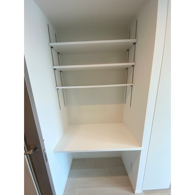 私だけの小さな書斎。本棚は、高さが調整できお気に入りの本を詰め込めます。リモートワークにも向いています。
2024.03.16撮影