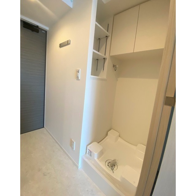 室内洗濯機置き場のサイドには、高さ調整可能な棚があります。大容量洗剤も置けそうなのが嬉しいポイント。
2024.03.16撮影