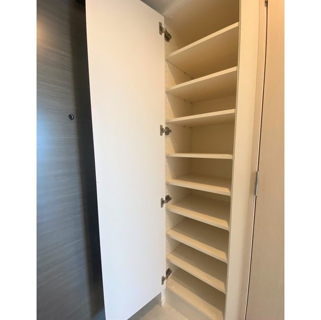 またまたシューズクローゼットの登場です！2カ所で収納が出来るなんて贅沢ですよね。たっぷり収納が期待できそうです！
2024.3.16撮影