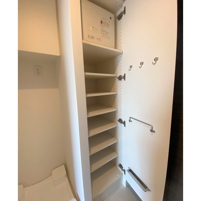 玄関まわりで使うものをスッキリ収納できるシューズクローゼットです。そして・・・
2024.3.16撮影