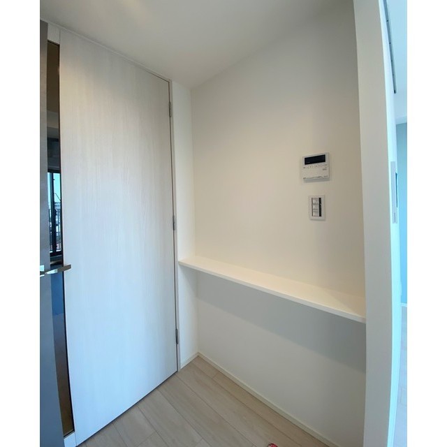 お部屋の一角には、こころばかりのカウンターがあります。小物入れを使って、家の鍵を置いて置くのもいいかもしれませんね。
2024.3.16撮影