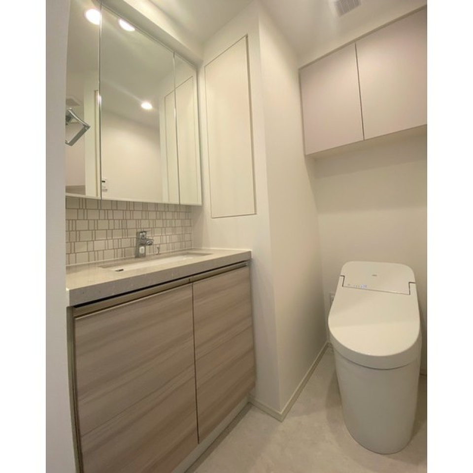 洗面台とトイレが一体型の設計になっています。清潔感のある空間です。
2024.3.16撮影
