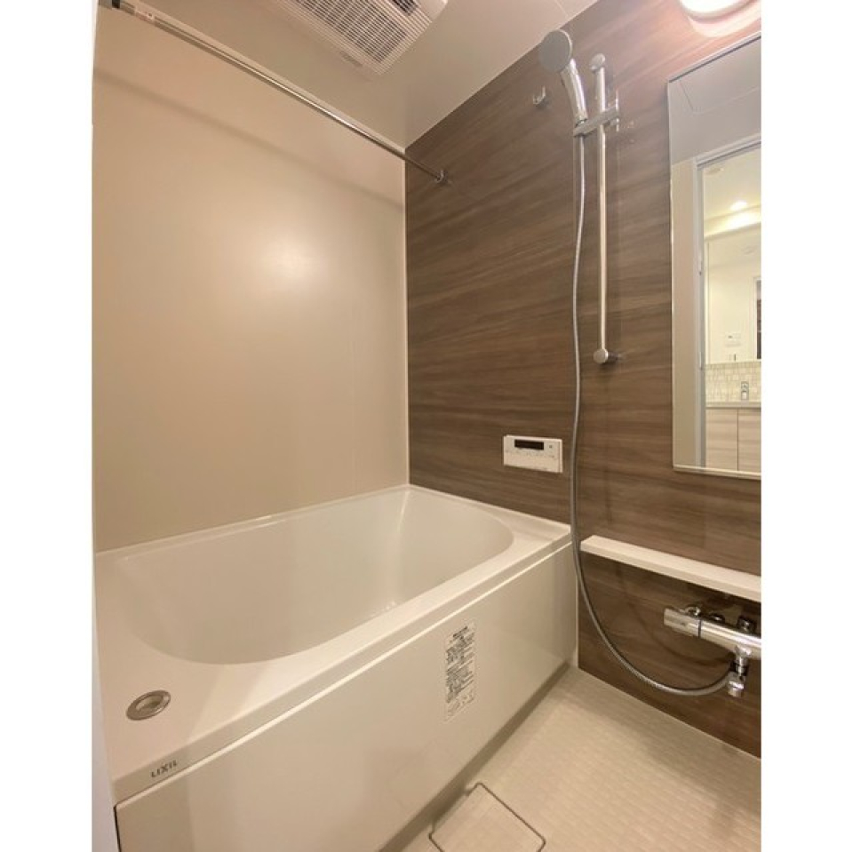 バスルームには、高さが調整できる、シャワーが付いています。
2024.3.16撮影