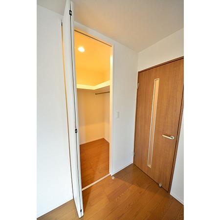 ウォークインクローゼットも完備。