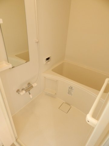 白くまとめられた清潔感のある浴室。