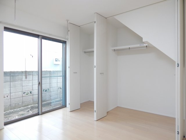 ８帖の洋室。大きなから自然光を取り入れることができます。