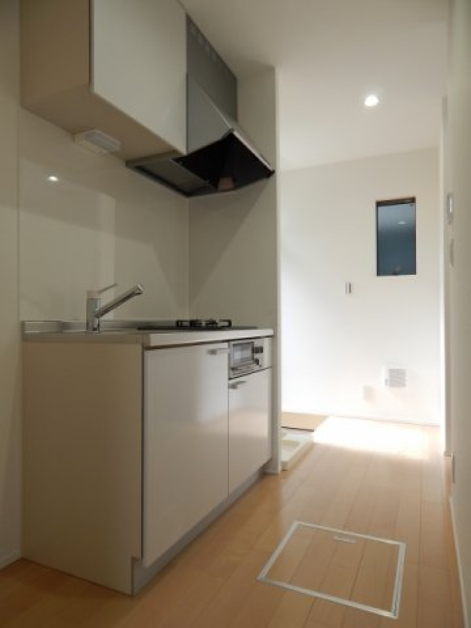 2口のガスコンロにグリルのついたキッチン、