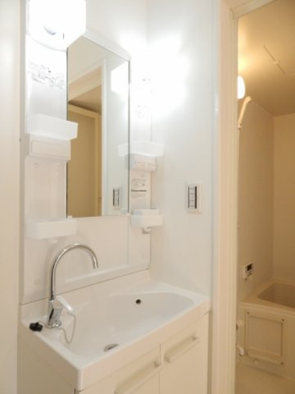 グースネックのついた洗面台。珍しいですね。