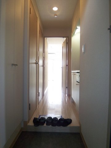 スッと長く続く廊下です。