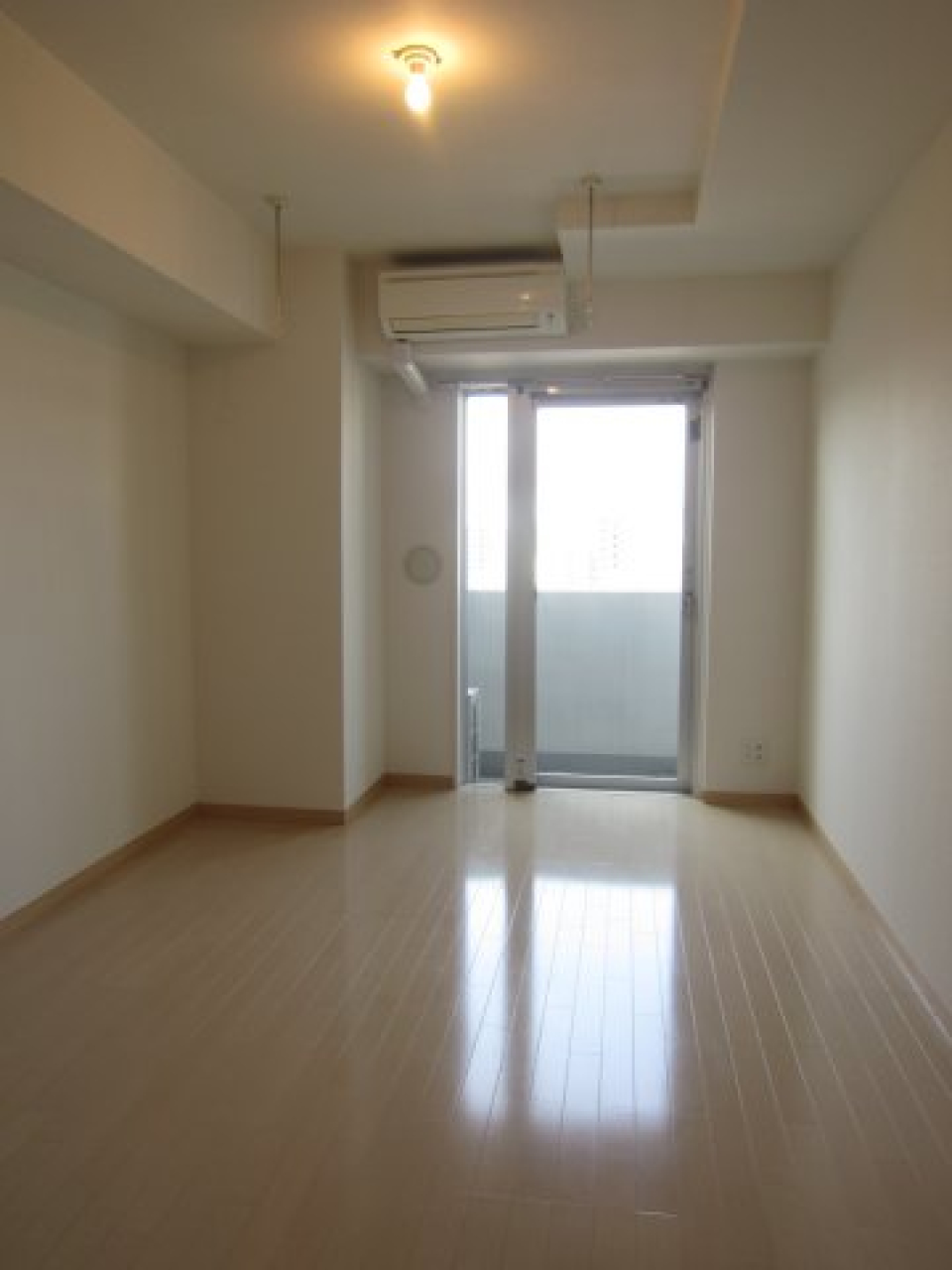 日中は暖かい光が差し込み、明るく心地良い空間にしてくれる、南西向きのお部屋です。
※参考写真