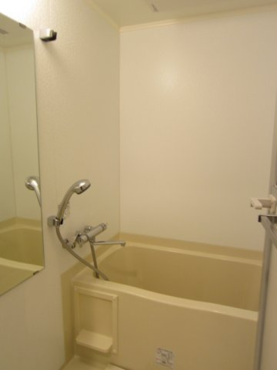 清潔感のあるお風呂には、大きな鏡が付いています。
※参考写真