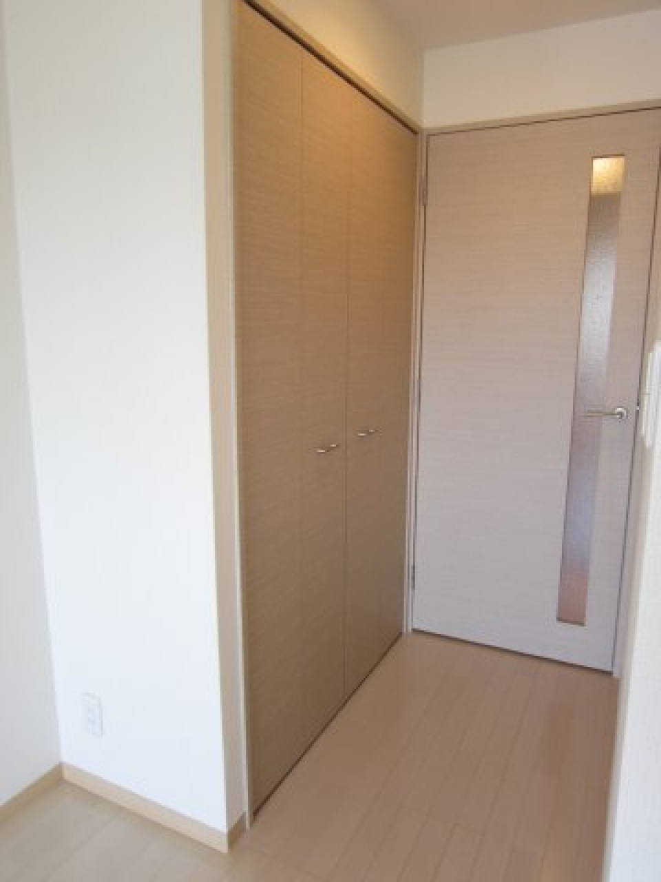 収納スペースは少し物足りなさを感じるかもしれません。インテリアを楽しみながら、自分好みのチェストを置くのもいいですね！
※参考写真