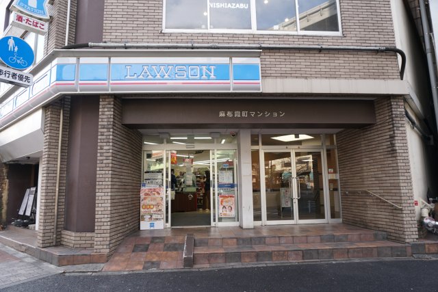 １階にコンビニがあります。