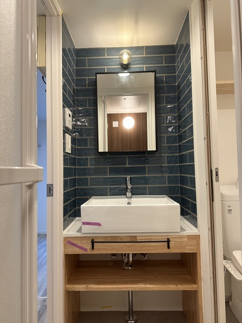 洗面のブルータイルがとてもかわいい