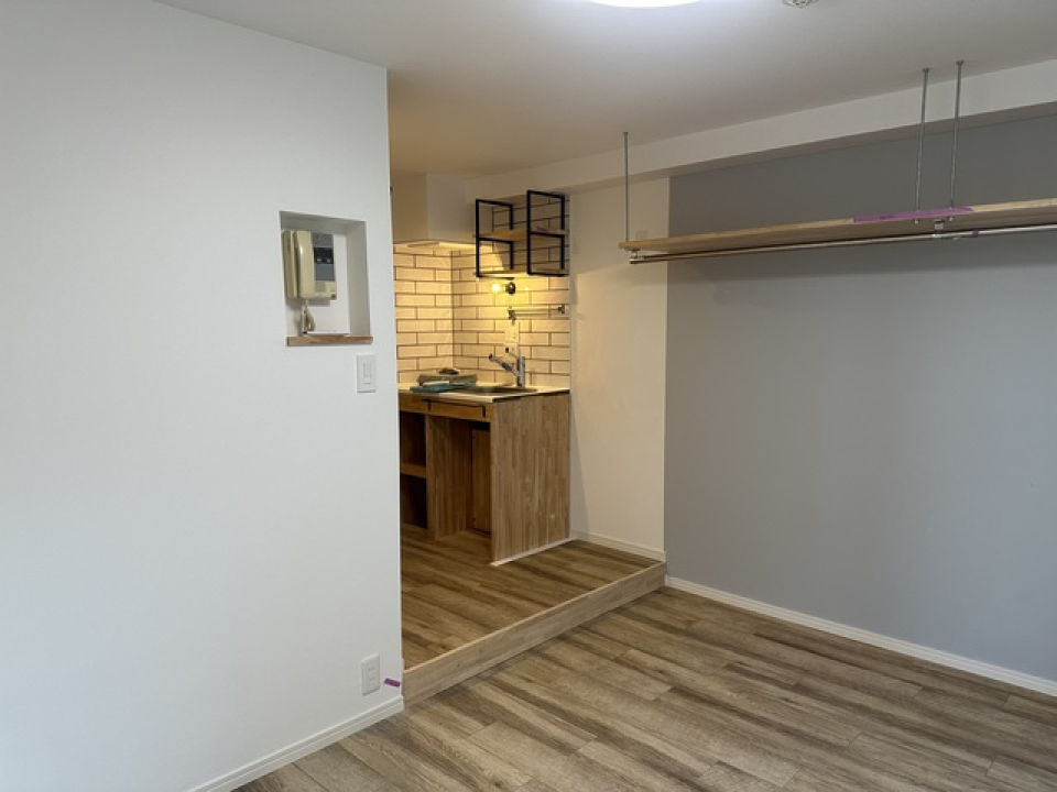 居室は木とグレーのアクセントウォールでナチュラルな感じ