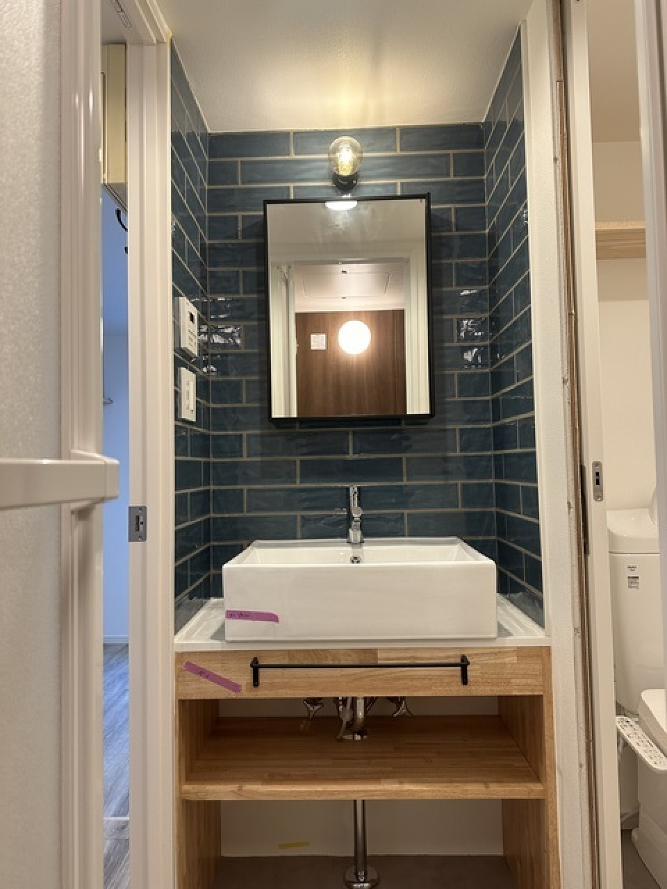 洗面のブルータイルがとてもかわいい