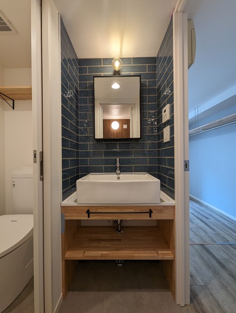 ブルーのタイルと白と木、なんとかわいい組み合わせ