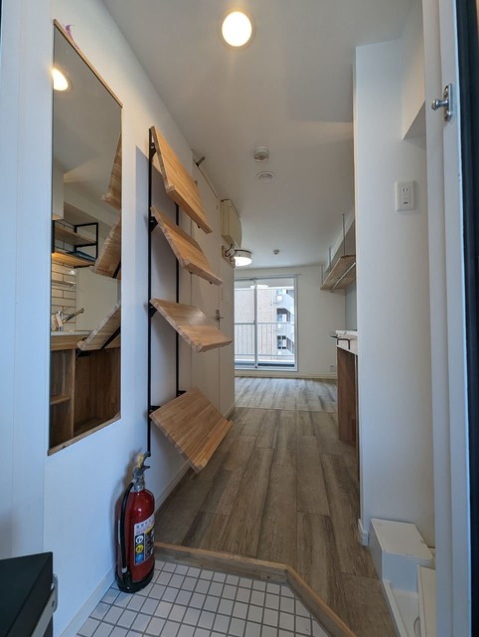 玄関には造作の靴置き場と大きめの鏡が備え付け