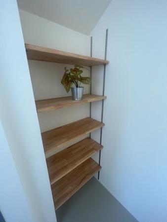 シューズボックスは可動式なので、靴はもちろん、カバンやヘルメットなどの収納としても◎