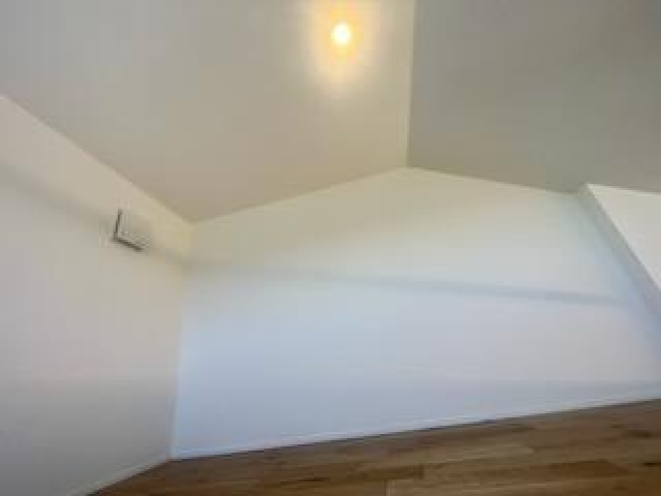 ロフト部分は天井が勾配しており、開放感があります。