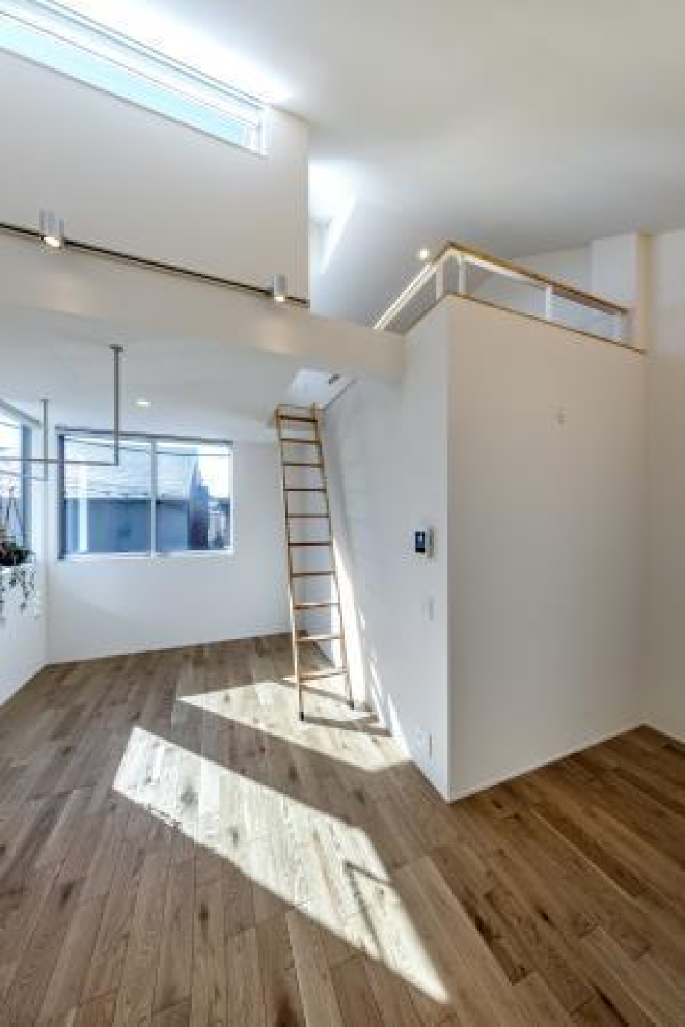 高い天井と心地よい日差し。両手を広げて深呼吸したくなります。