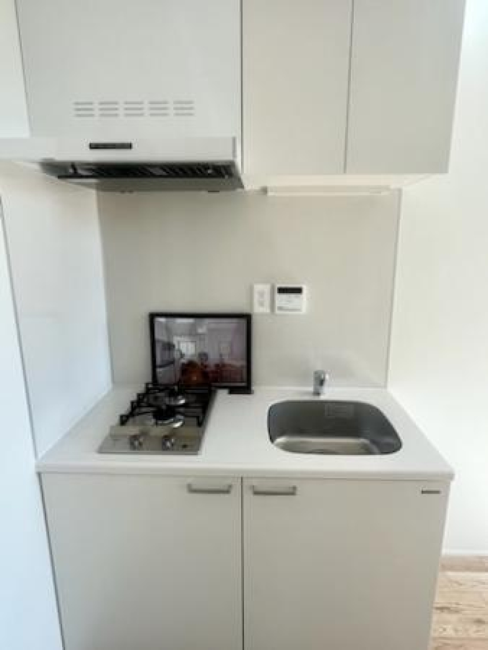 コンパクトですが収納力は充分ありそう。作業スペースは狭いので、シンクラックがあると◎