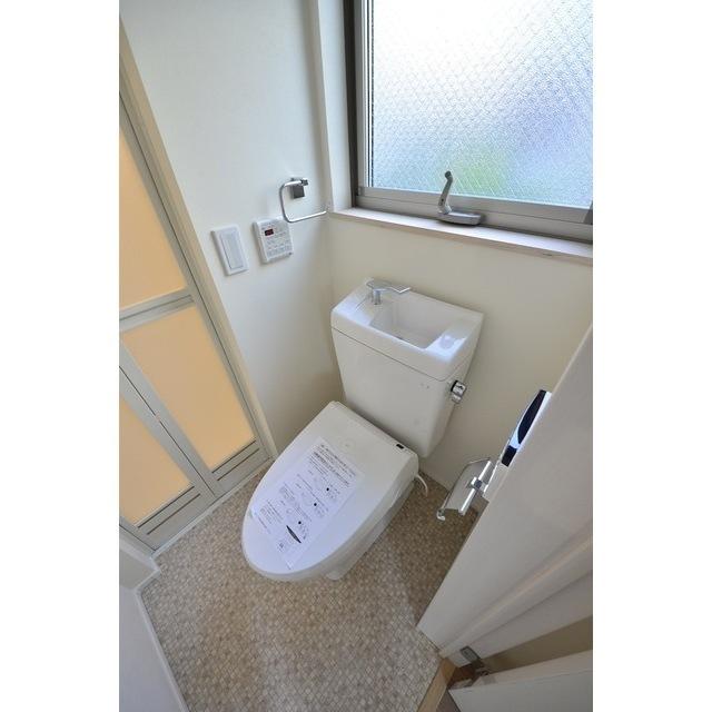トイレに窓が付いているので換気しやすいです。浴室からすぐなので、バスマットが必要です。