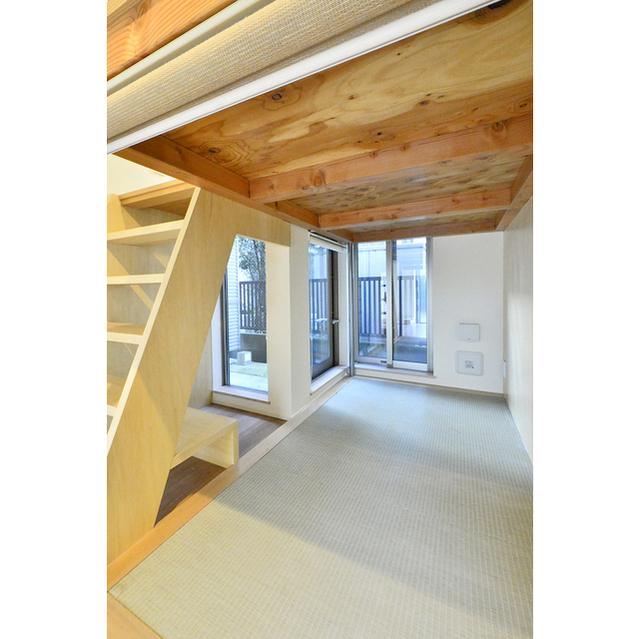 ロフト部分をくぐり抜けることができます。背が低めなので、くつろぎスペースに◎