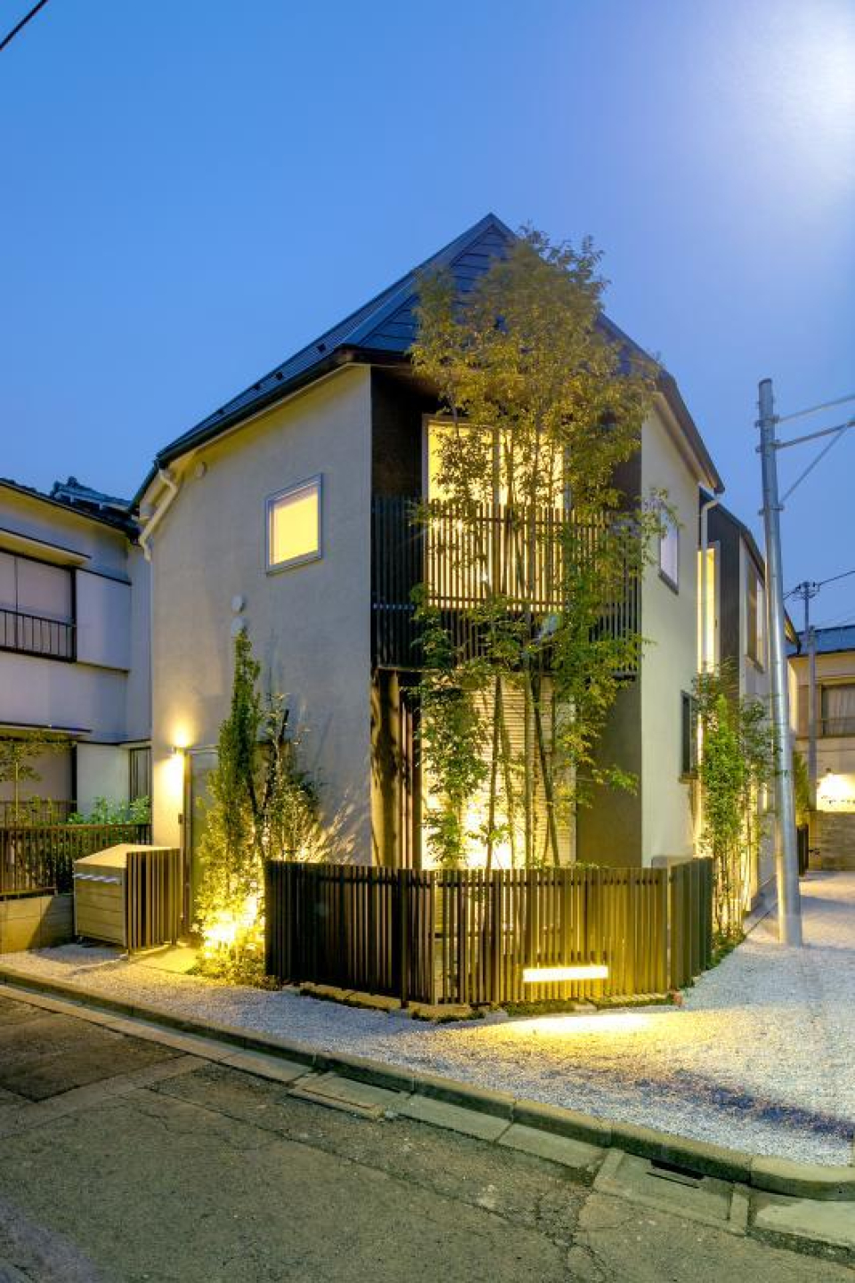 夜になると雰囲気がガラリ。植栽がライトに照らされて素敵です。