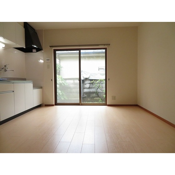 ダイニングキッチン横の窓から庭に出ることができます。