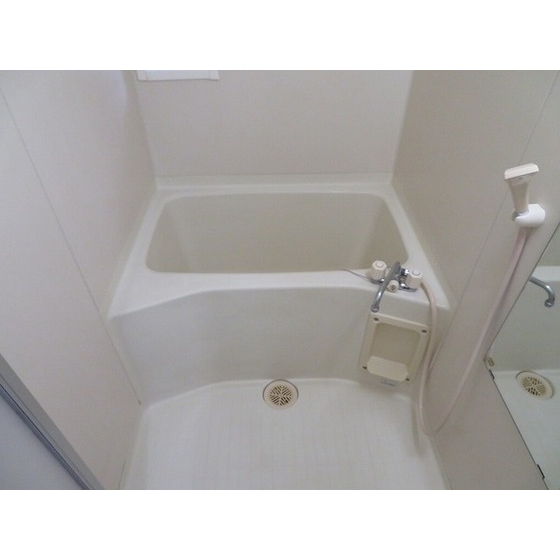 白く清潔感のある浴室。