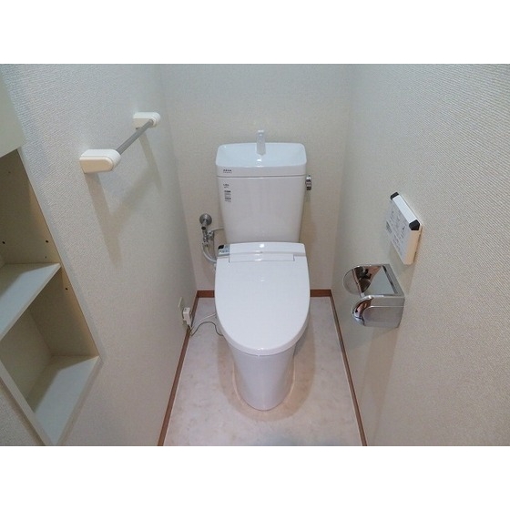 棚があるので芳香剤など置くことができますですね。