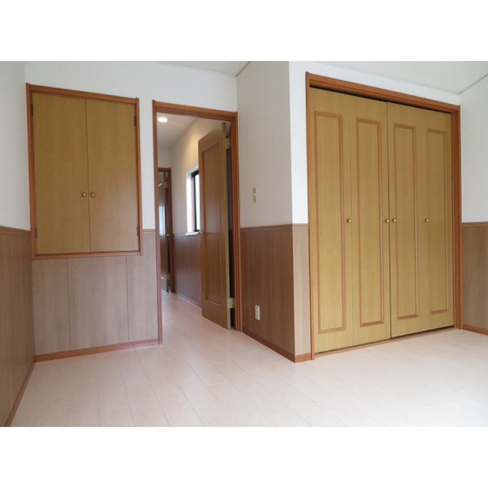 各洋室に収納が完備されています。