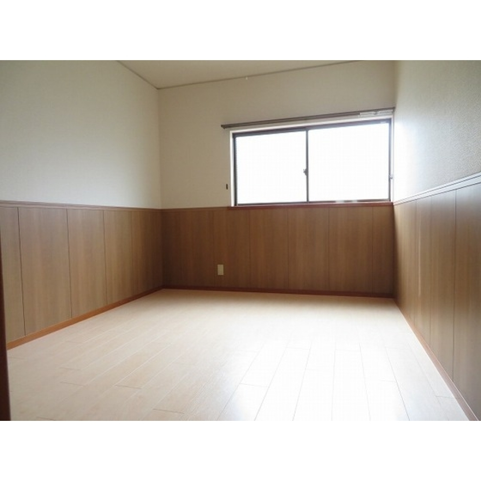 ２階の６帖の洋室です。