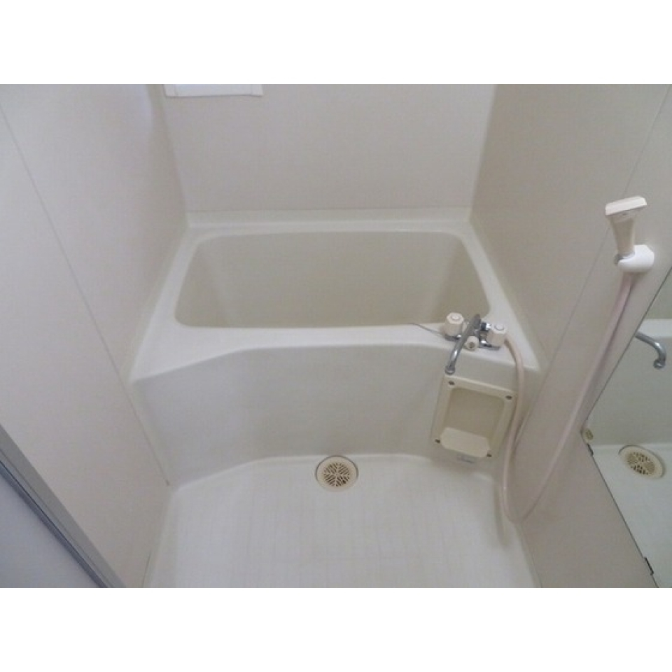 白く清潔感のある浴室。